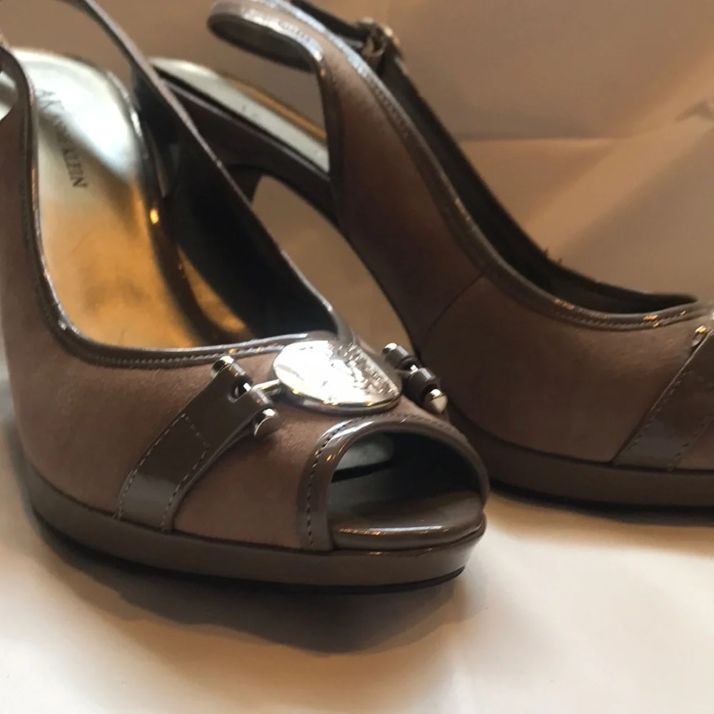 Anne Klein iFlex Taupe Peep-Toe platform Slingback Heels w:/AK sig Lion 8.5 NIB